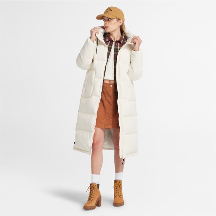 Jaqueta puffer feminina de plumas recicladas na cor bege.