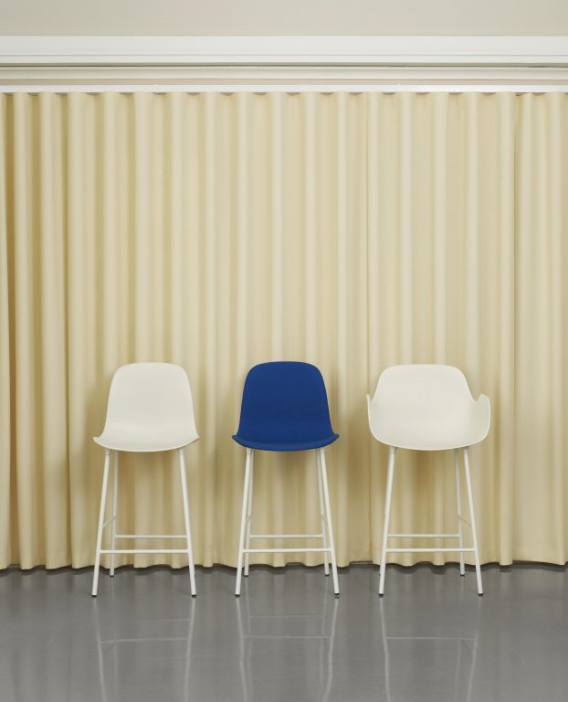 Normann Copenhagen Form Bar Chair gestoffeerde barkruk 65cm wit, blauw