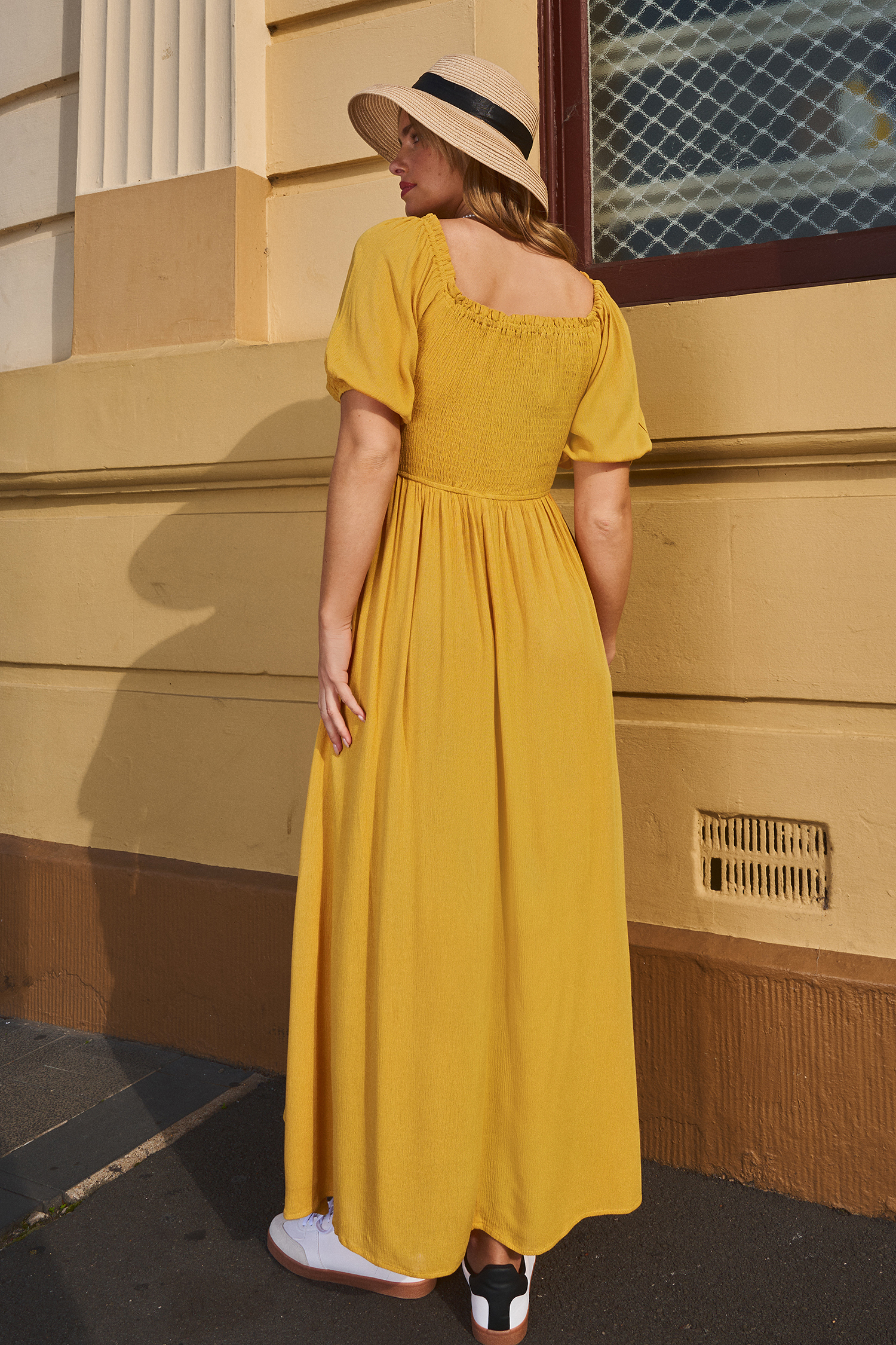 Robe longue moutarde à col carré et corsage smocké à manches bouffantes