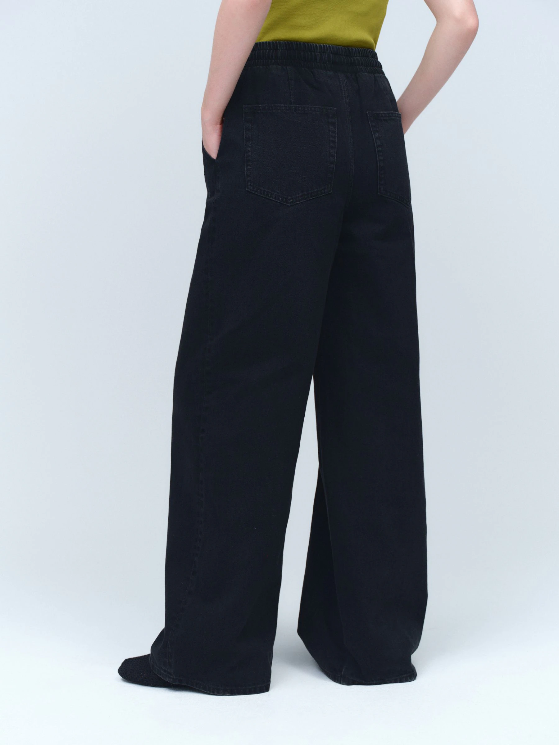 Zwarte wassing - Denim joggingbroek met plooitjes en wijde pijpen