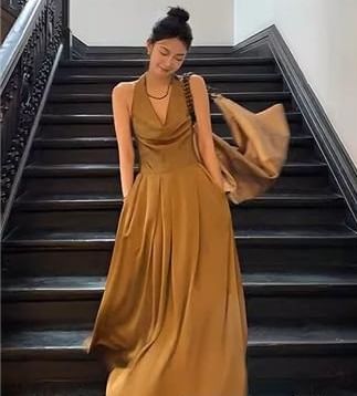 closetaine - Halter coljurk met open rug en effen maxi-A-lijn