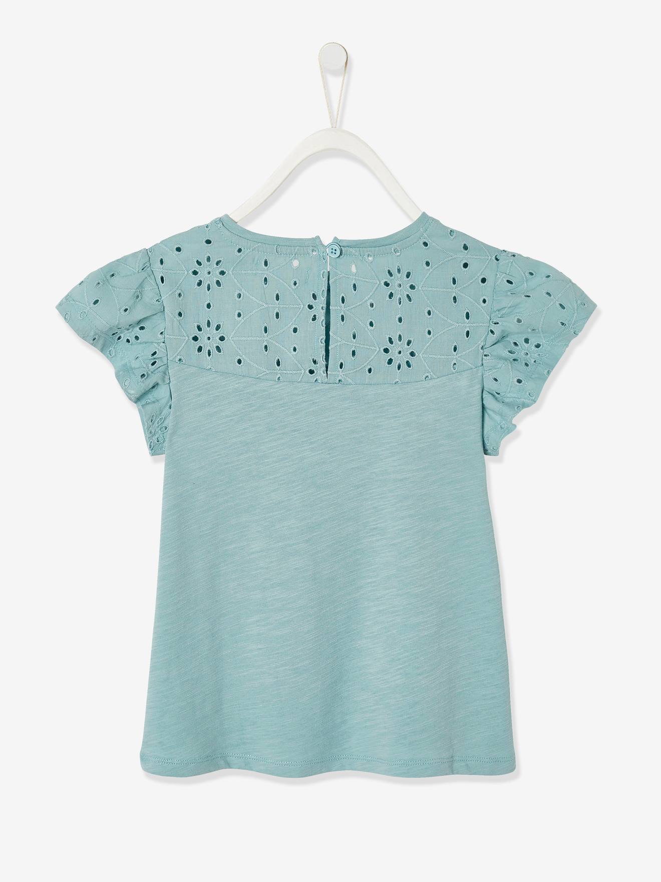 Camiseta feminina com bordado inglês e mangas lisas verde-claras com babados.