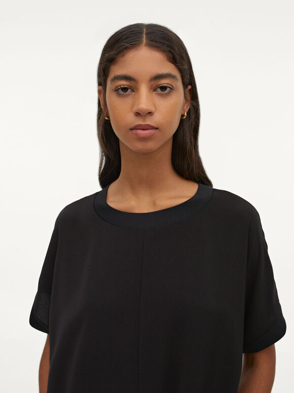 Vestido de manga curta com gola redonda - Preto