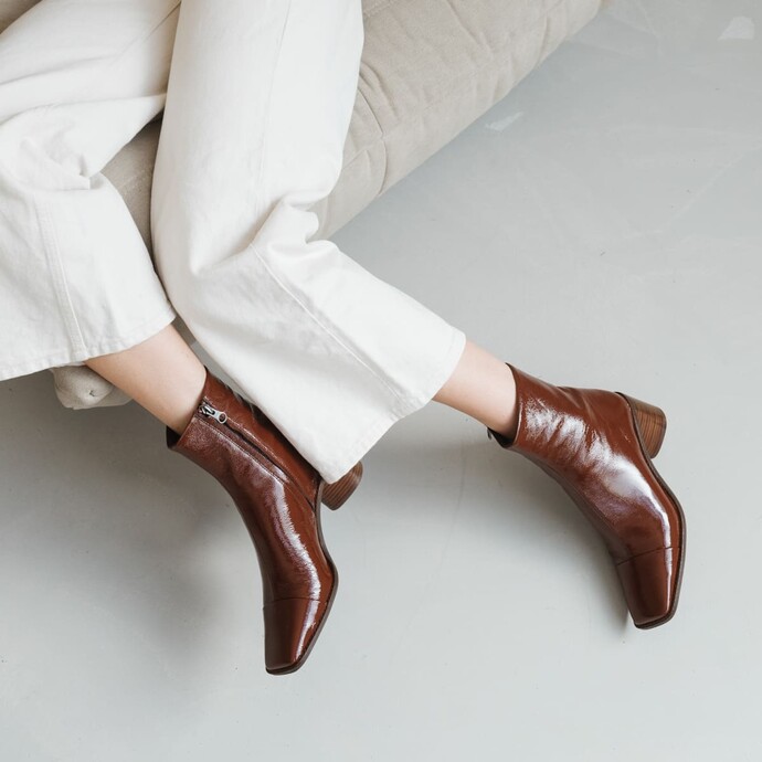 Bottines à talon  en cuir vernis marron