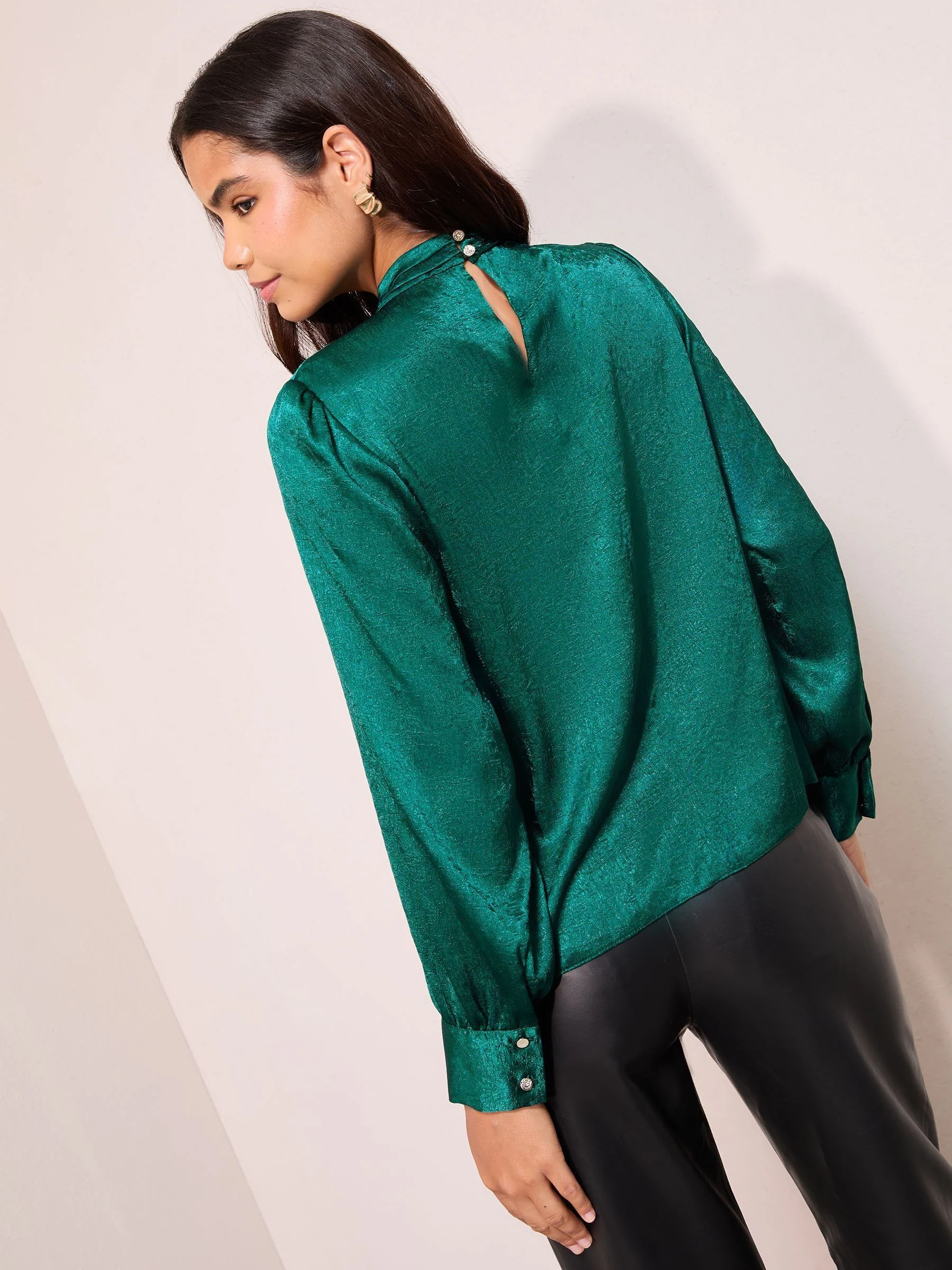 Blauwgroen - Friends Like These - Gecrushte satijnen blouse met gedraaide hals en lange mouwen
