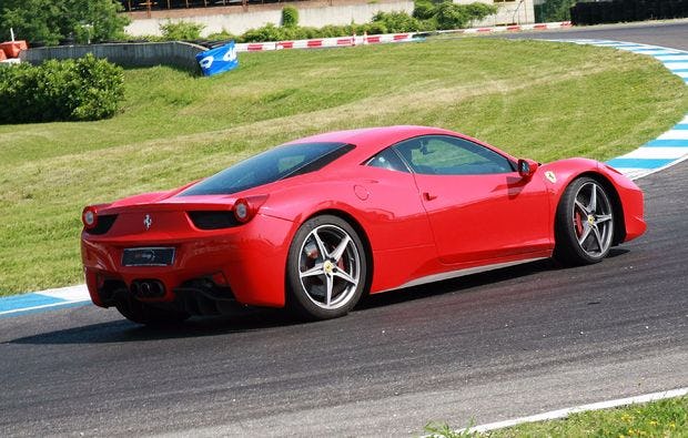 Ferrari fahren auf der Rennstrecke bei Turin als Geschenkidee