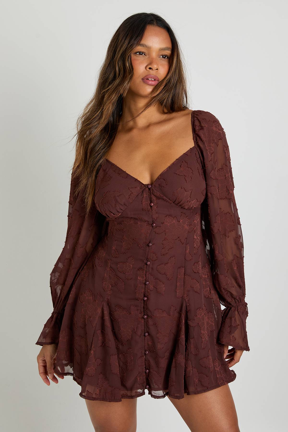 boohoo Robe Mini En Mousseline À Motif Floral Dévoré Avec Ourlet À Godets