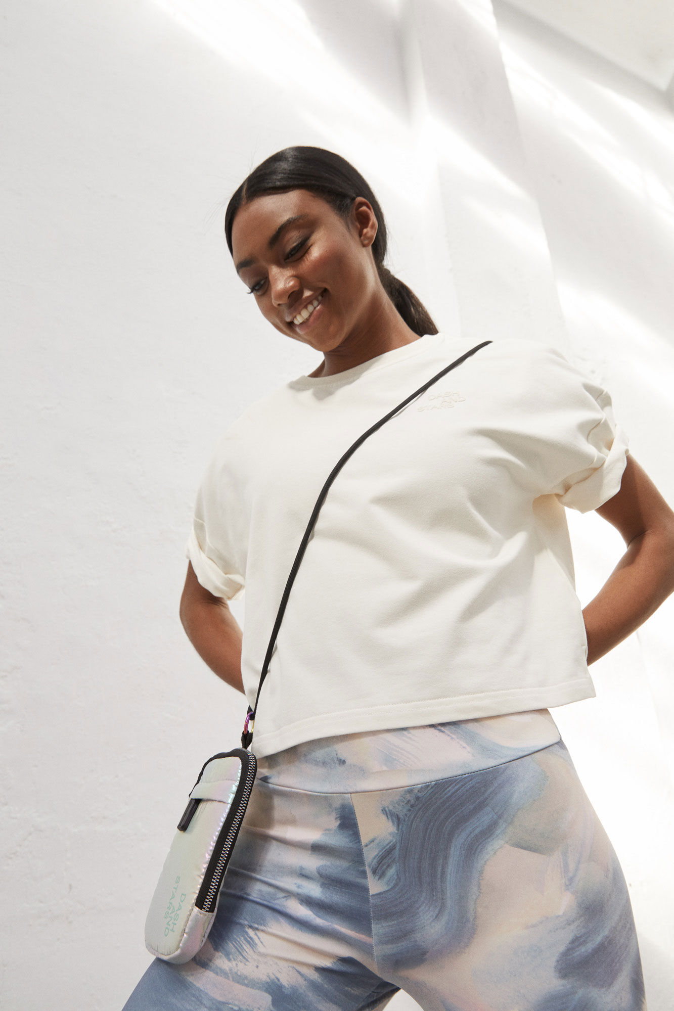 Camiseta branca cropped - bege