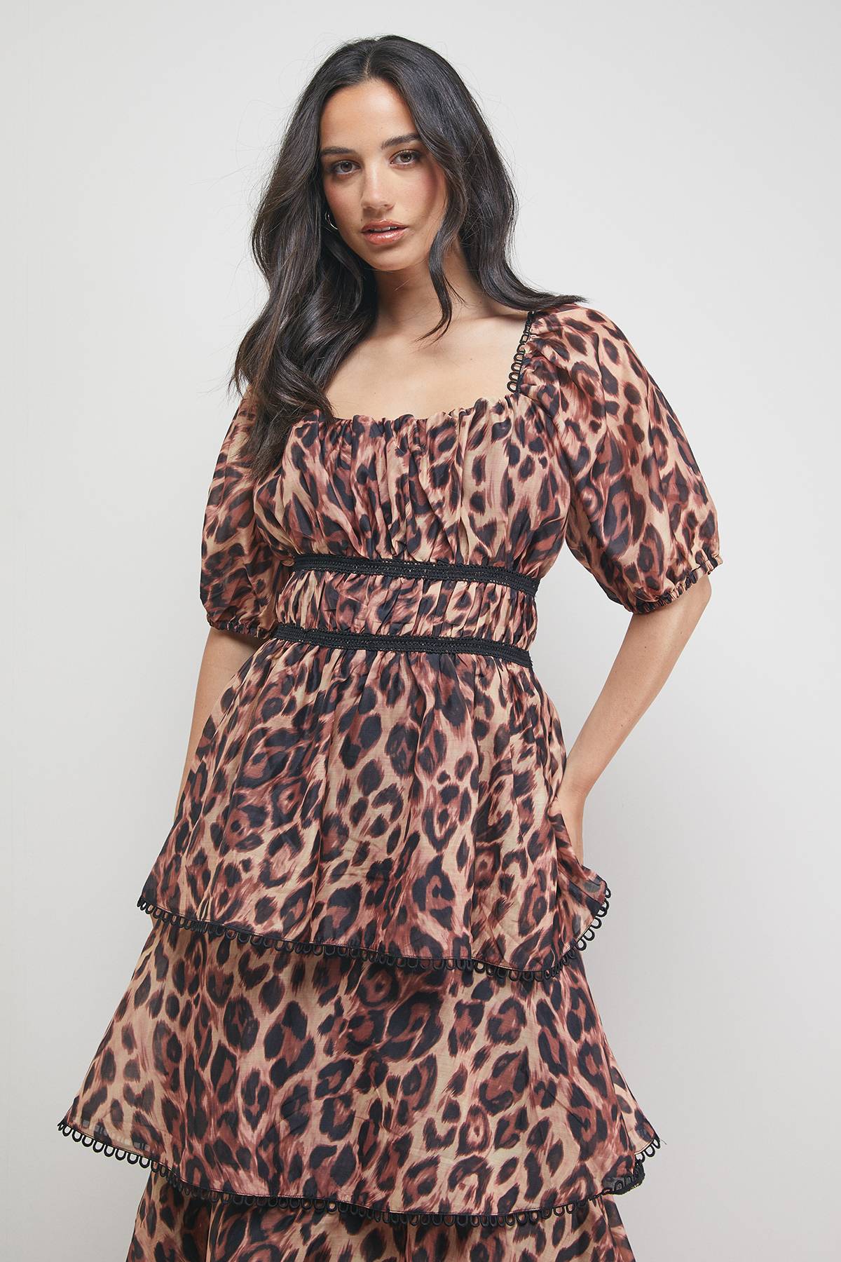 Oasis Robe Midaxi à Manches Bouffantes et Volants Étagés