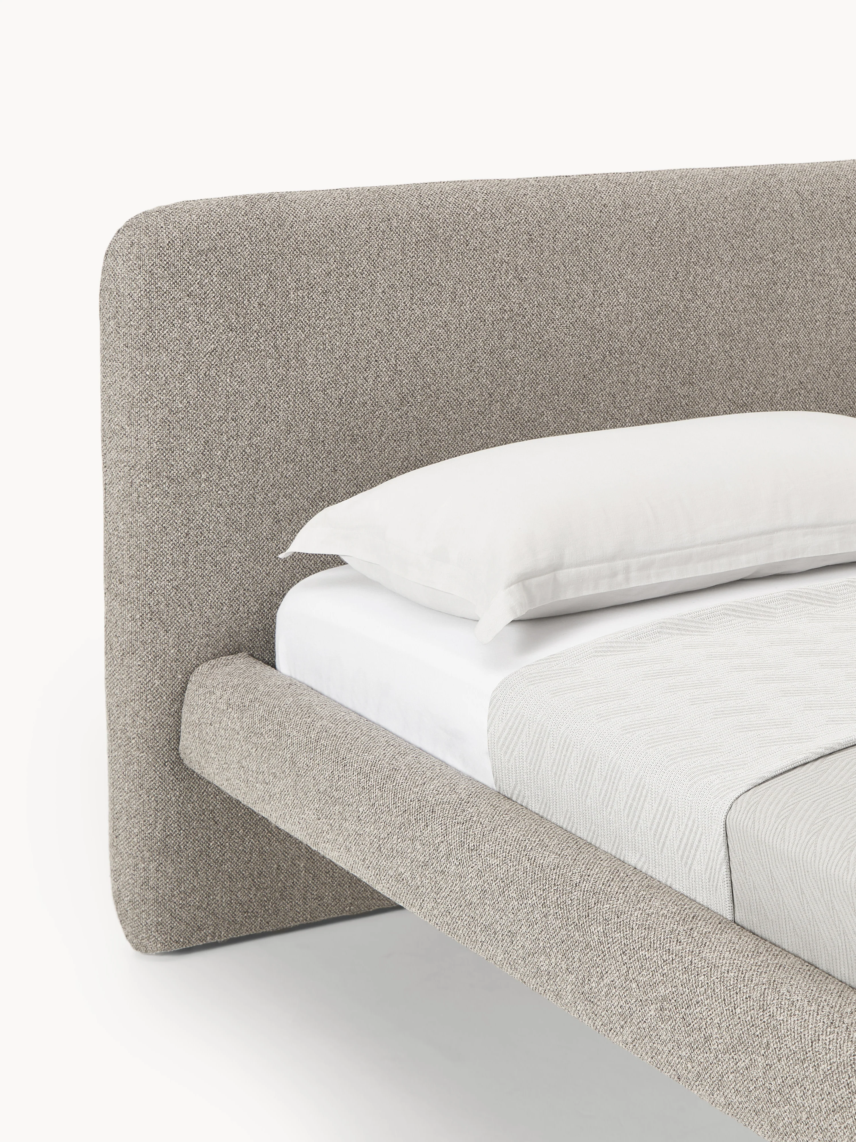 Bouclé gestoffeerd bed Olina met metalen poten