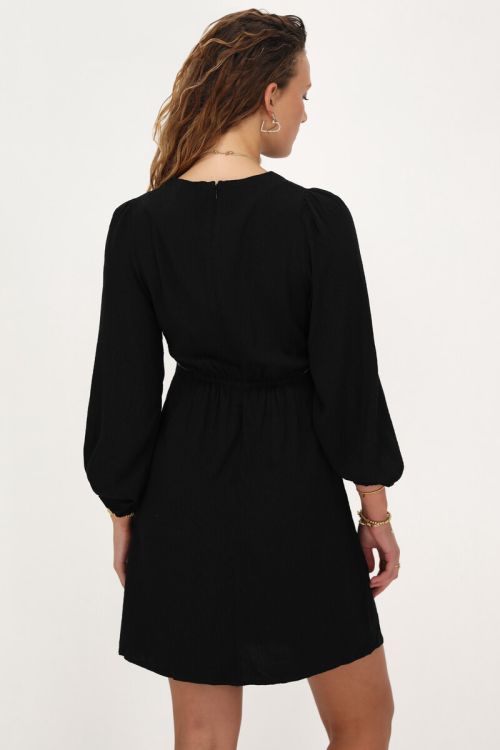 Zwarte jurk met studs en cut-out detail