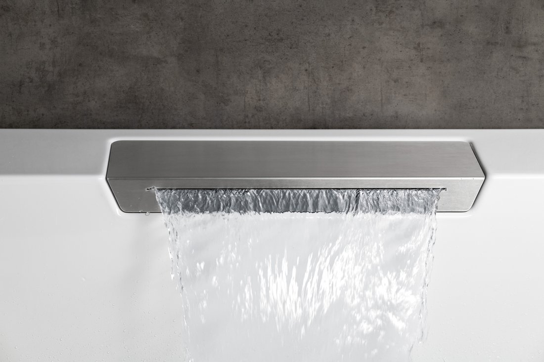 Polysan Monolith Cascata links half vrijstaand bad met zwarte waterval uitloop 180x80cm