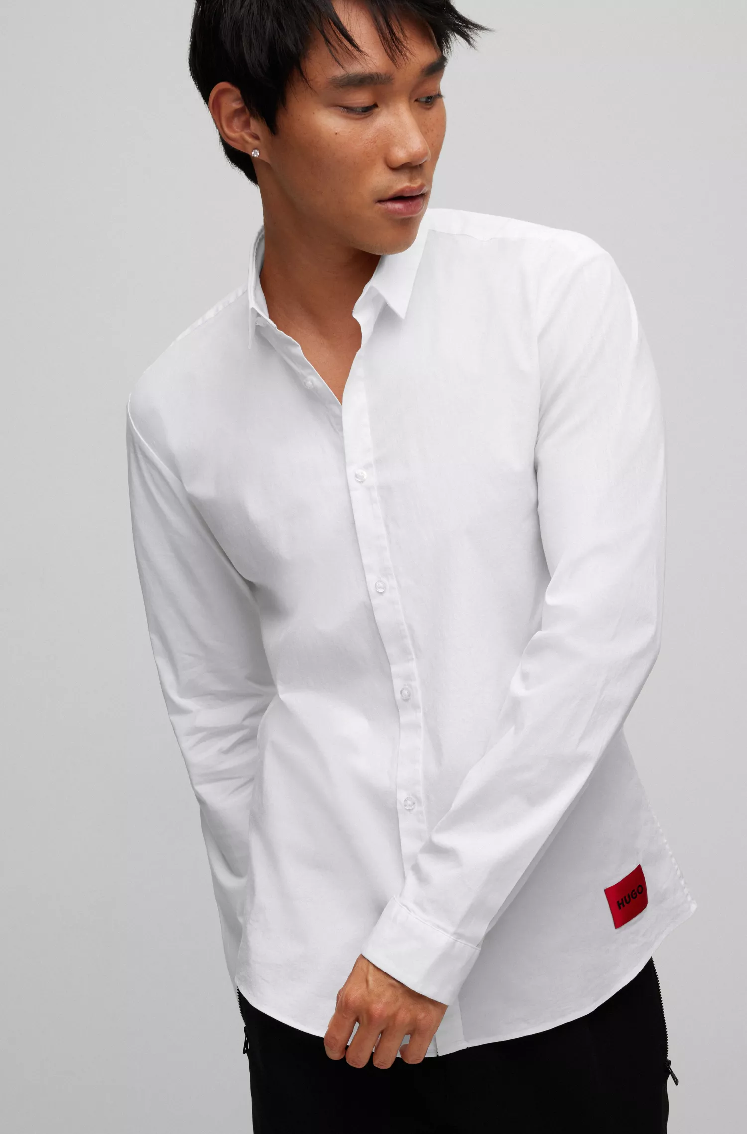 Camisa HUGO vermelha, extra slim fit, em lona de algodão stretch.