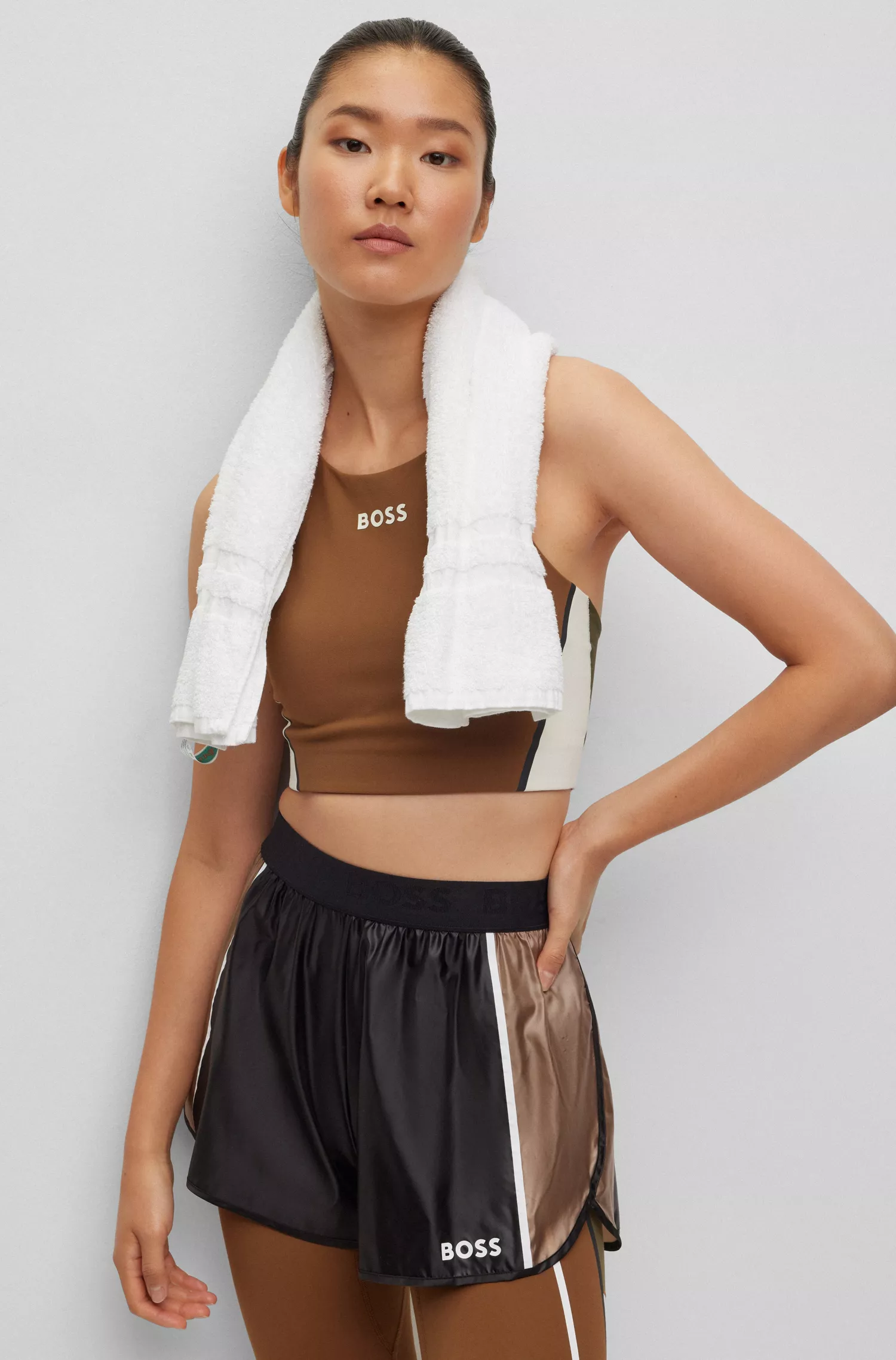 Sutiã esportivo BOSS Black-BOSS x Alica Schmidt com logo e blocos de cores.
