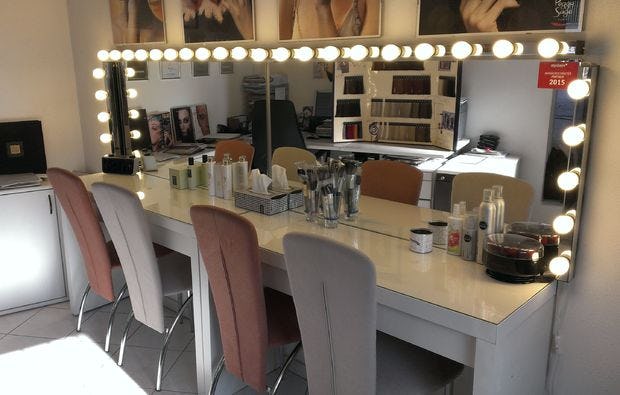 Wimpern- und Augenbrauenstyling in Hennef als Geschenk