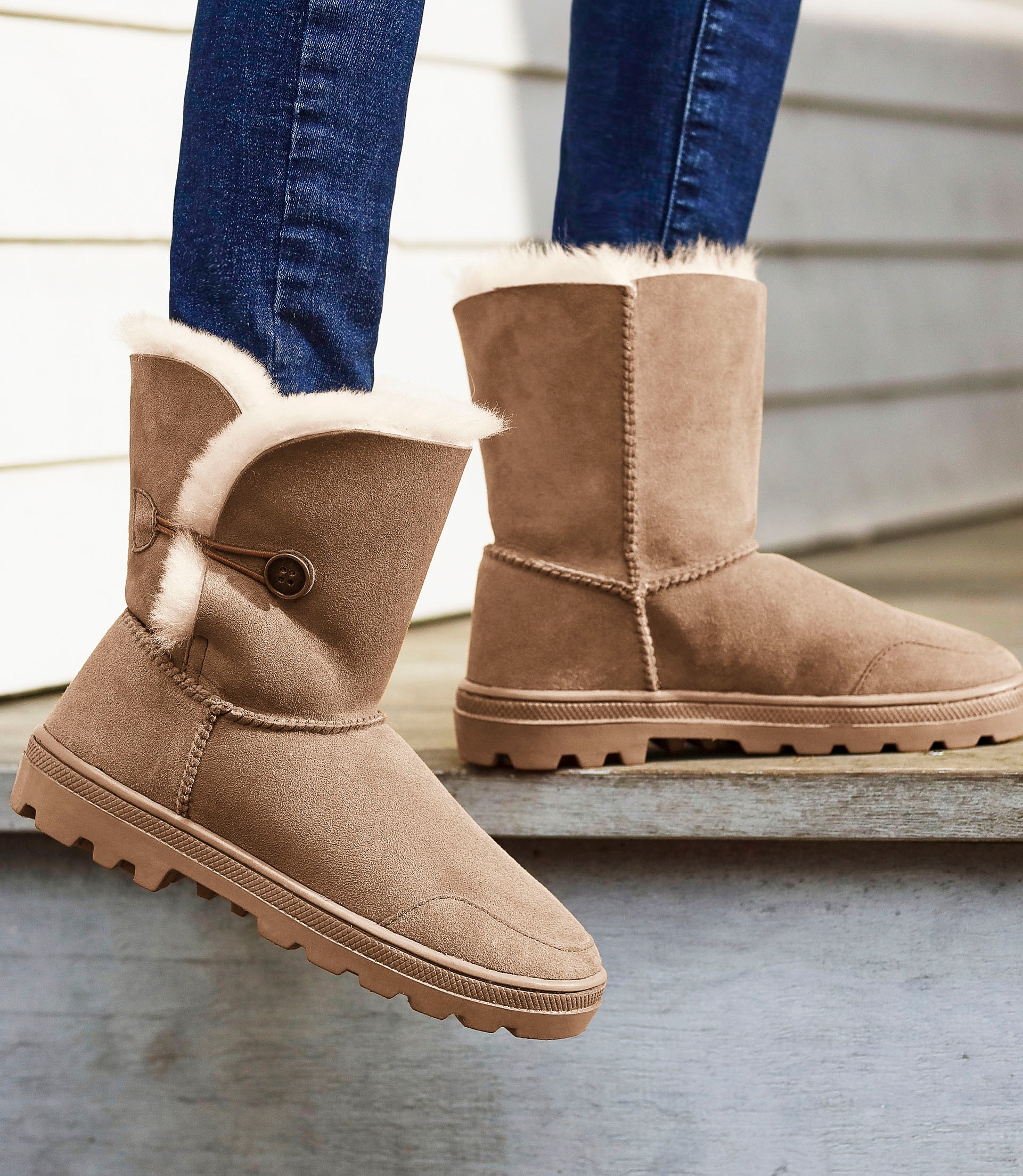 LASCANA Winterstiefel  aus kuscheligem Lammfell, robuste Sohle, Winterstiefelette, Snowboots