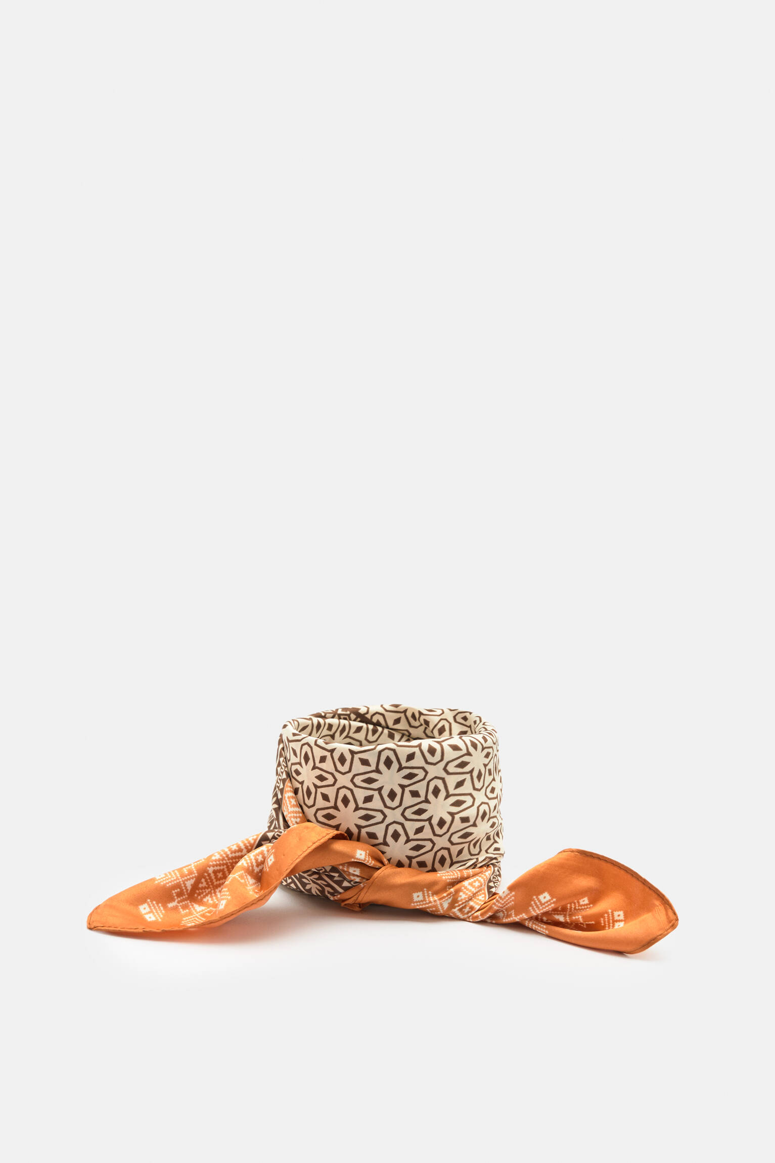 LENÇO DE CETIM COM ESTAMPA FLORAL - MARROM