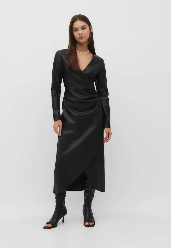 Vestido midi com efeito de couro e franzido