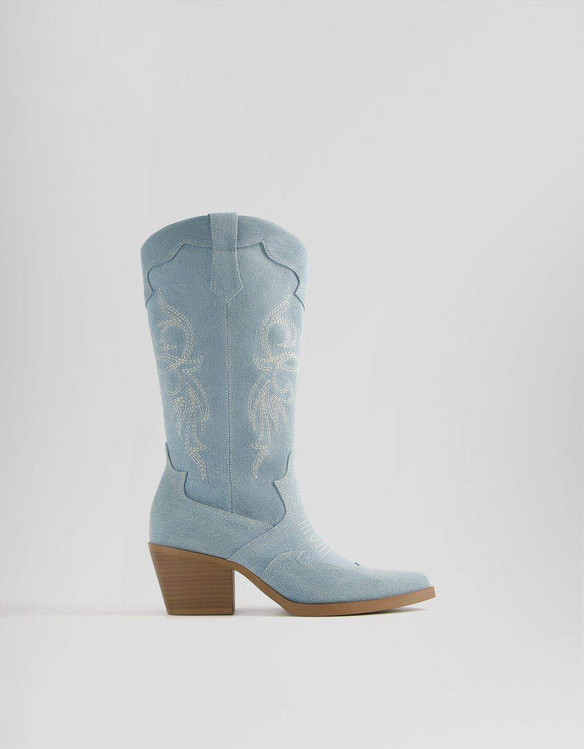 Botas de cowboy de salto alto em jeans