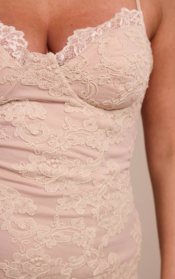 Crème Robe Longue Moulante À Armatures Avec Motif Floral Texturé