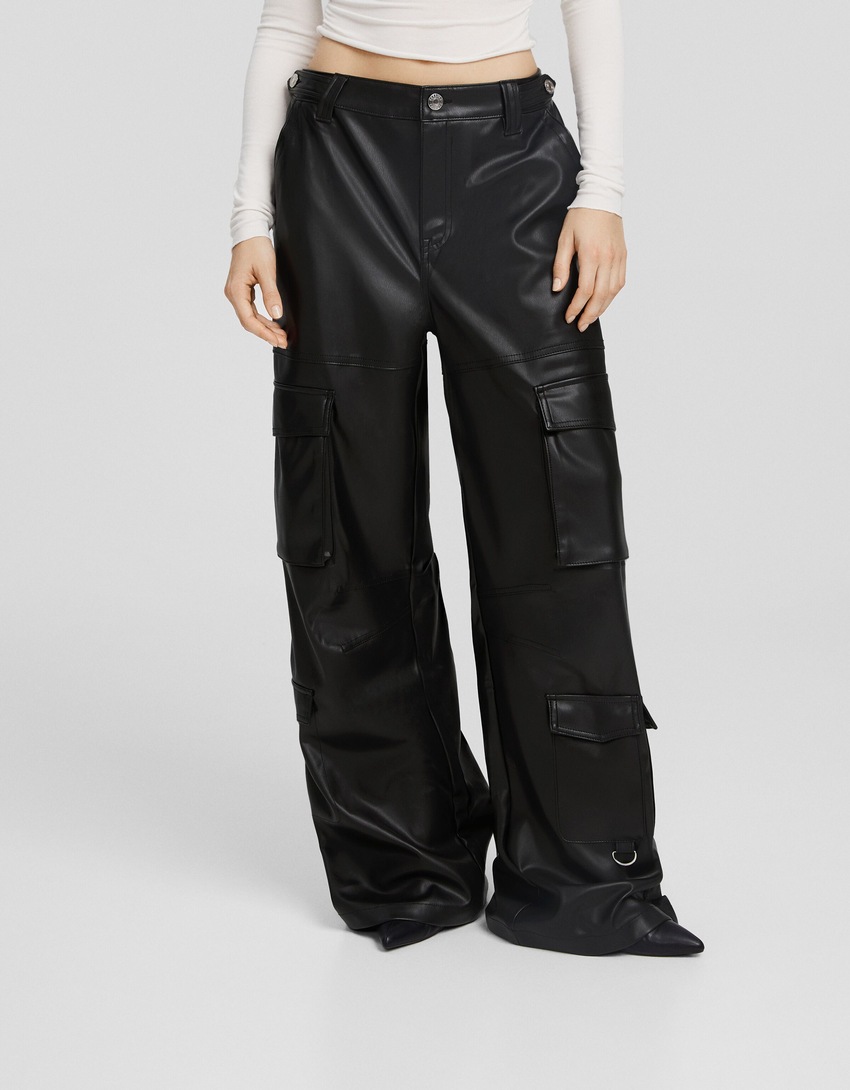 Calça cargo com vários bolsos e efeito couro