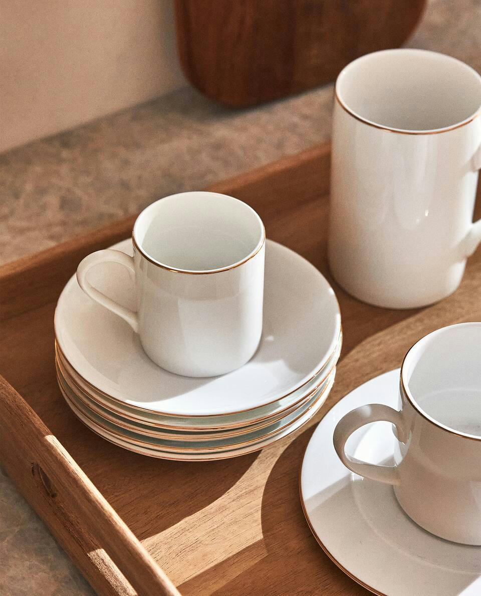 Xícara de café e pires em porcelana dourada