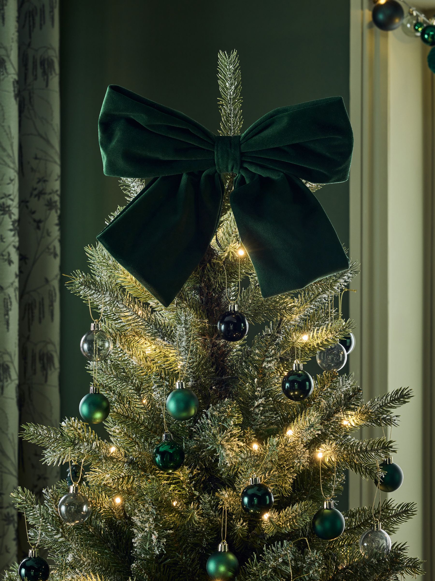 Fluwelen kerstboompiek met strik