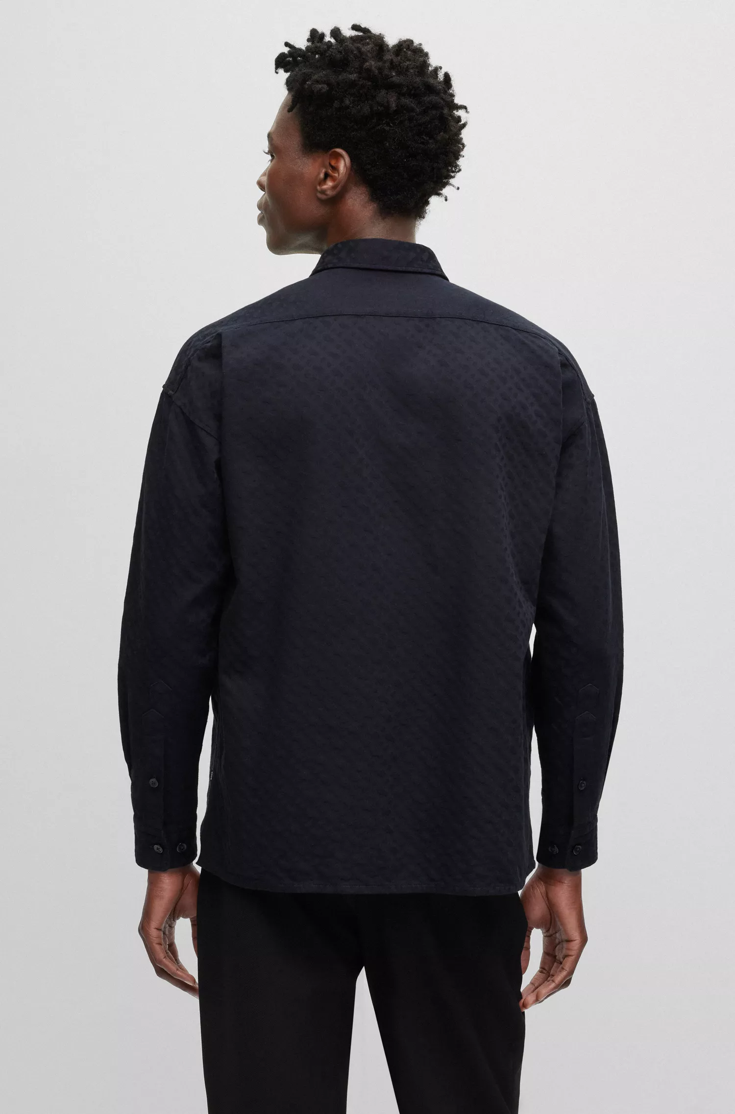 Camisa BOSS preta de corte relaxado em sarja de algodão com monograma.
