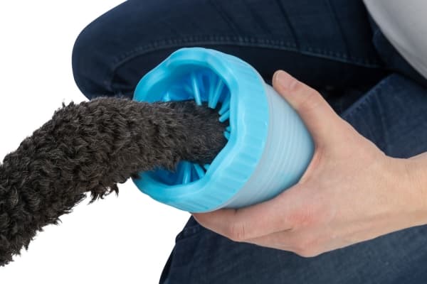 Trixie Paw cleaner, silicone/PP, S–M, blue