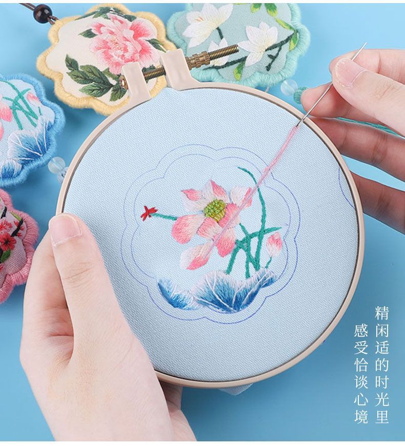 Embroidery Kingdom - DIY-borduurpakket met bloemenamuletten