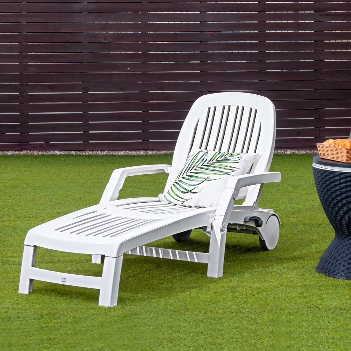 Chaise Longue Inclinable Réglable à 5 Positions avec Roues Flexibles Fauteuil Relax de Camping avec Boîte de Rangement Charge 150KG Blanc - Lidl-Manfred