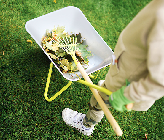 small foot Schubkarre mit Gartenwerkzeug