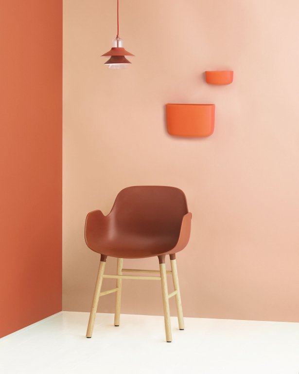 Normann Copenhagen Form Armchair stoel met stalen onderstel licht grijs