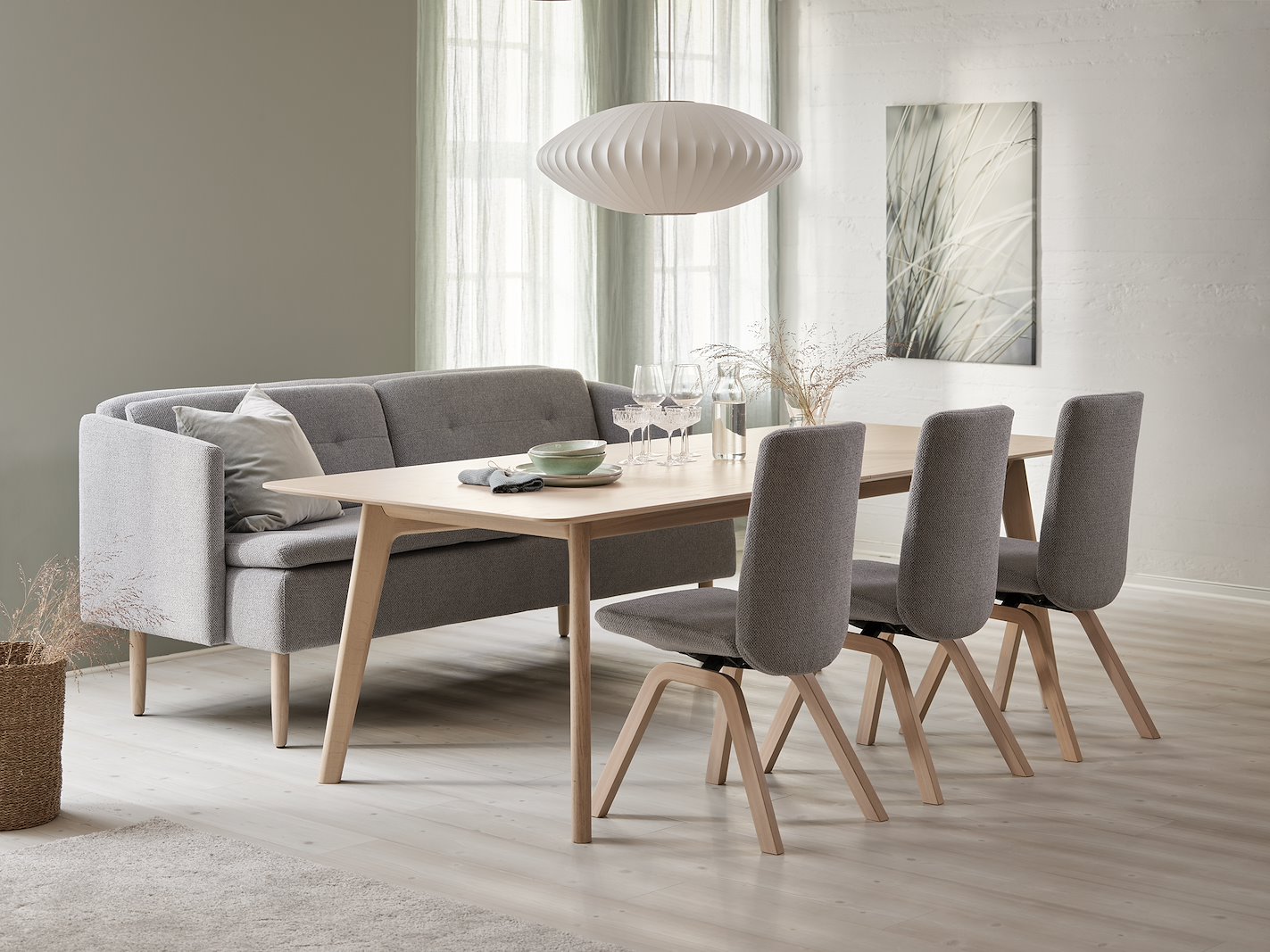 Bordeaux spisebord Hvitlasert eik med uttrekk. 100x230 cm