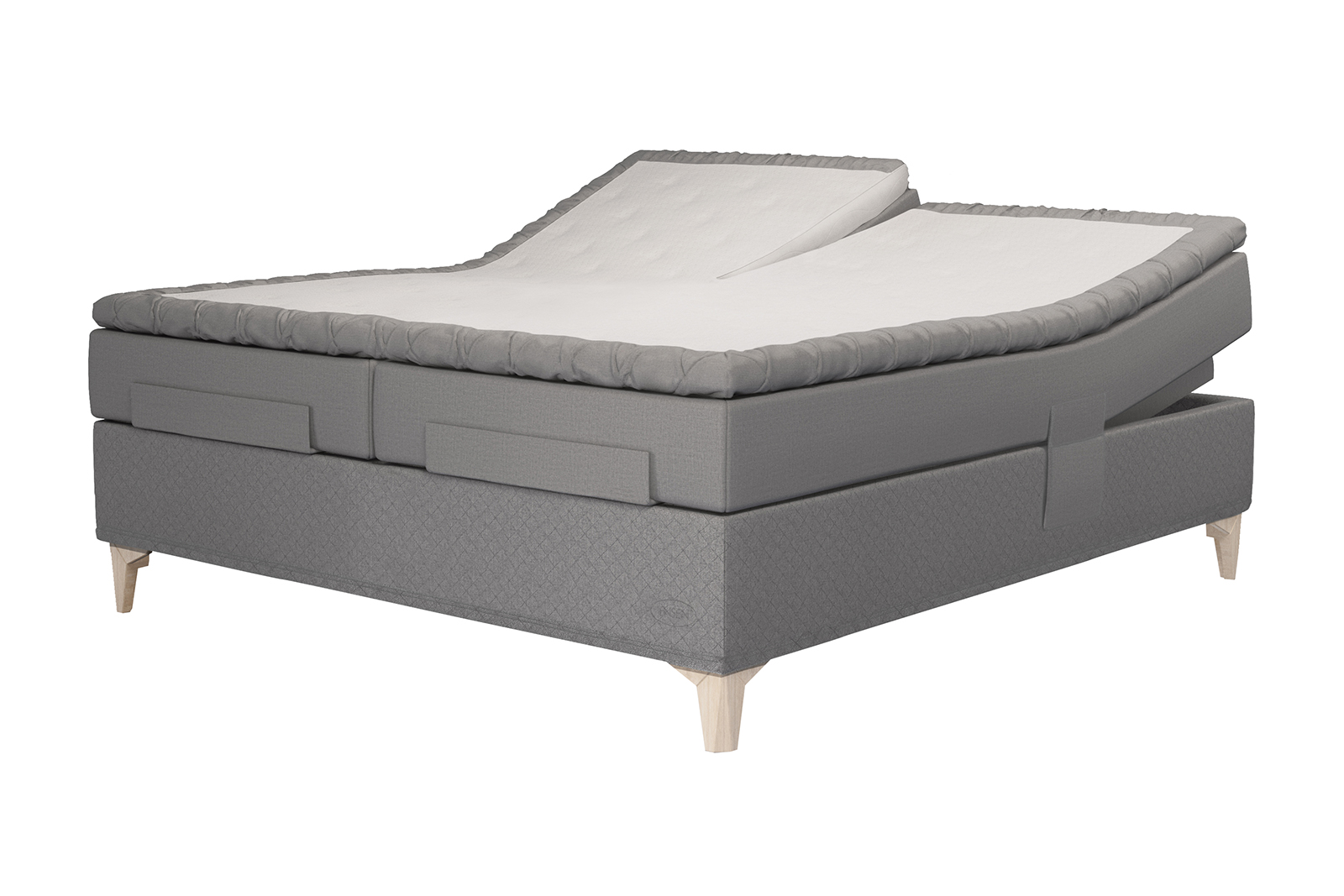 Majestic Aqtive II regulerbar seng 210x210 cm i tekstil 200/204 grå med fast/fast fasthet, seamless utførelse. Majestic Split topper overmadrass og Eicon ben 14 cm hvitlasert med støtteben. Uten hodegavl