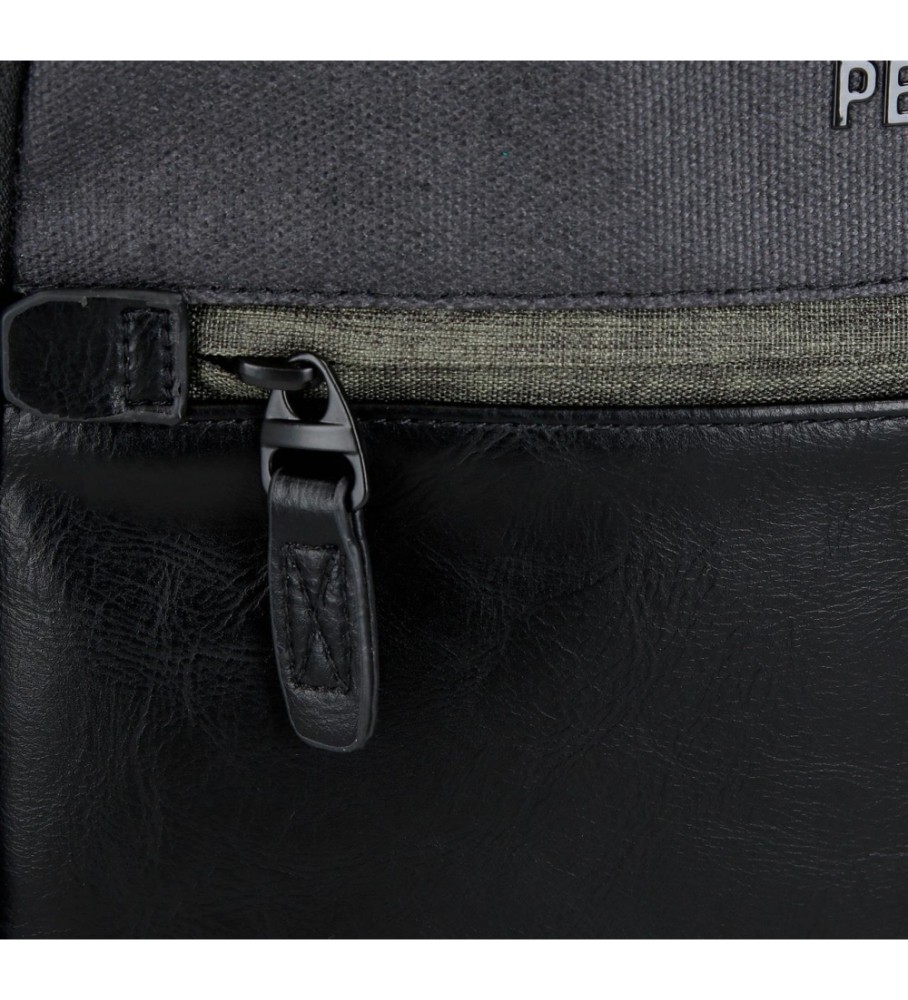 Bolsa de ombro média Pepe Jeans em tons de cinza e preto.