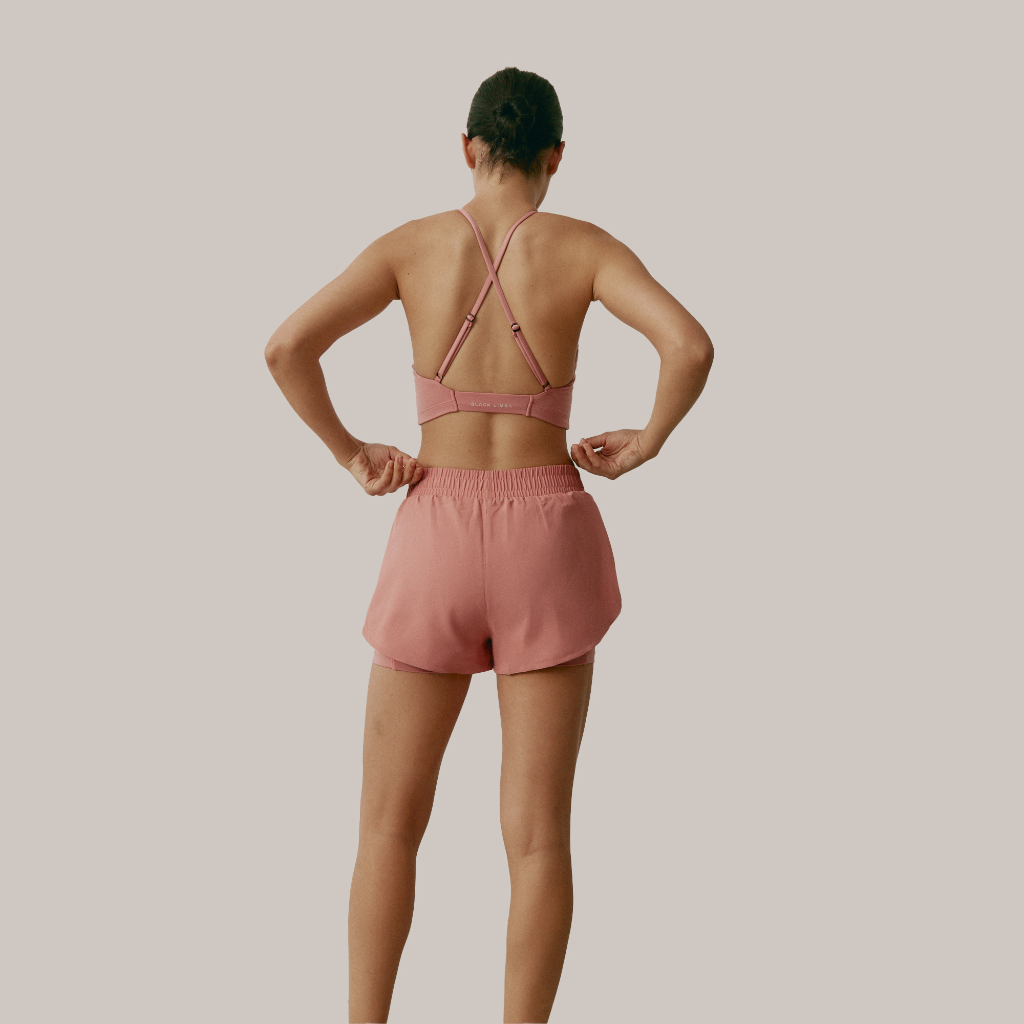 Conjunto esportivo Black Limba Dreamy, composto por top e shorts.