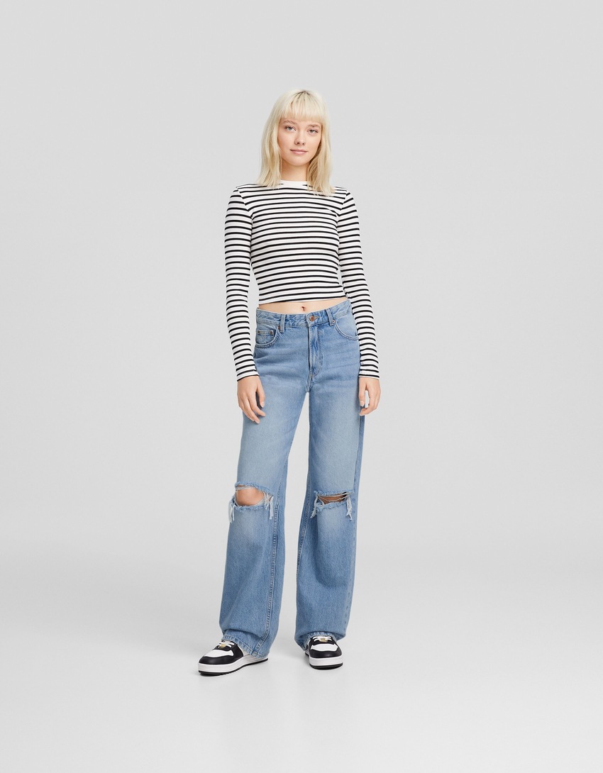 Calça jeans rasgada de perna larga dos anos 90