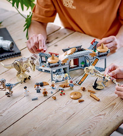 LEGO? Jurassic WoRød - Bes?gscenter: T. rex- og raptor... 76961
