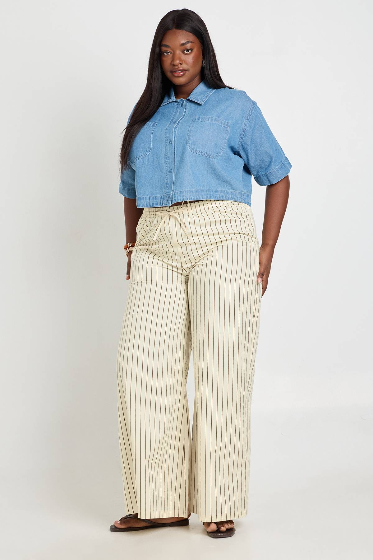 boohoo Pantalon Large À Rayures En Popeline Avec Cordon De Serrage Grande Taille