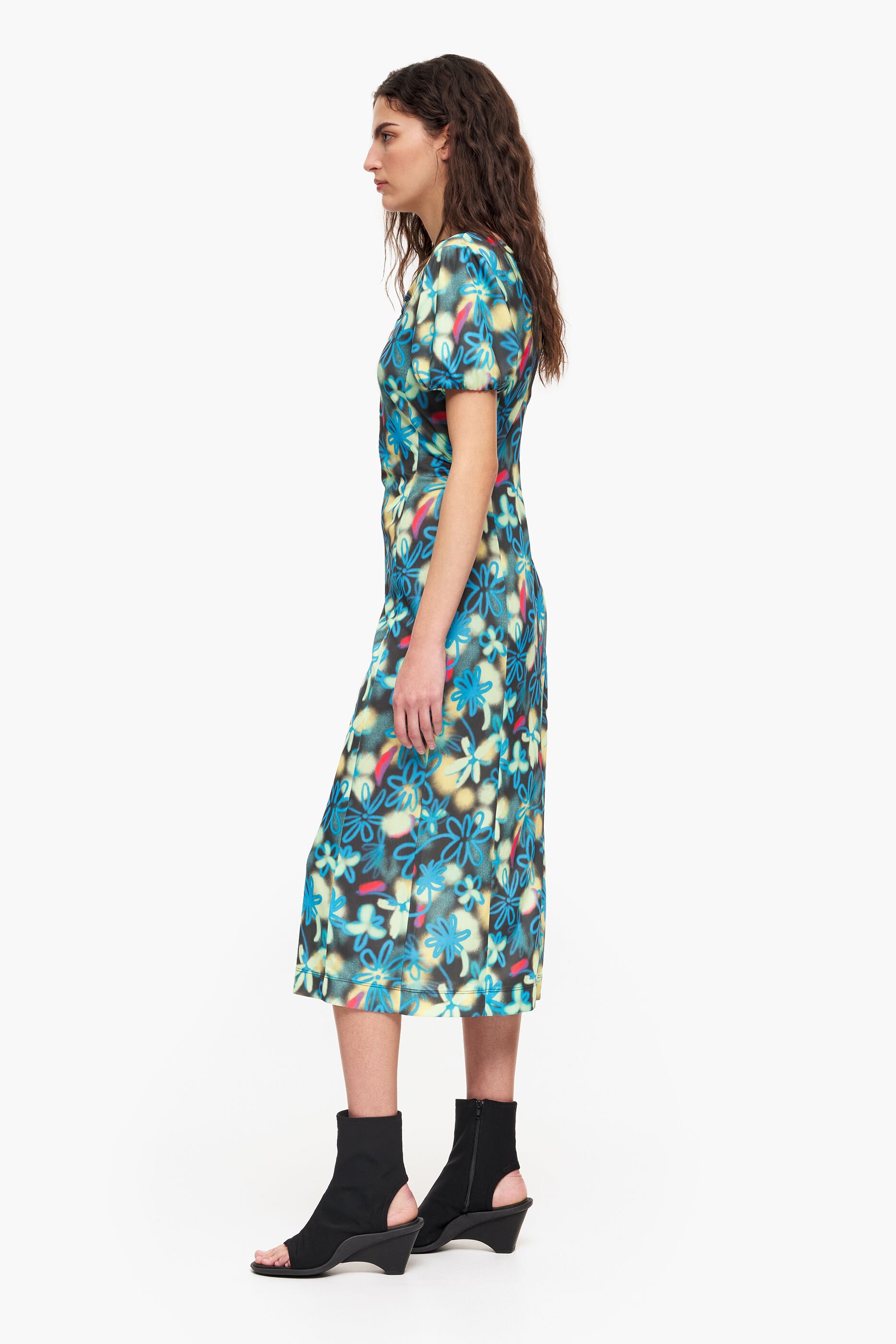 Vestido midi fluido com estampa de flores de grafite