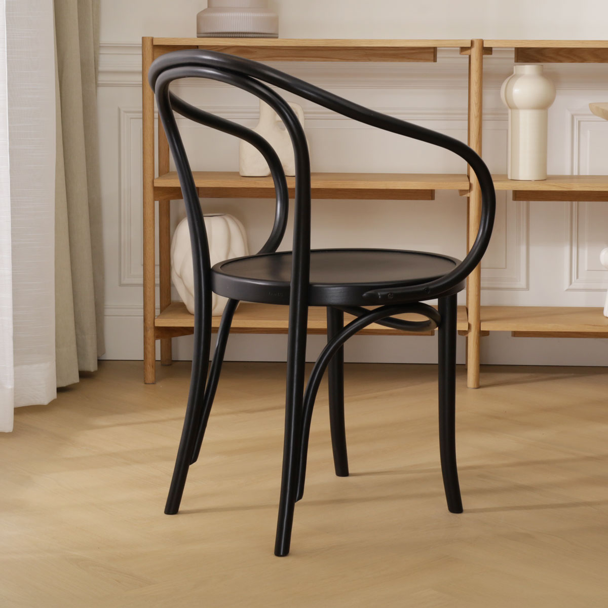 Houten eetkamerstoel met armleuningen Venice No. 9 zwart