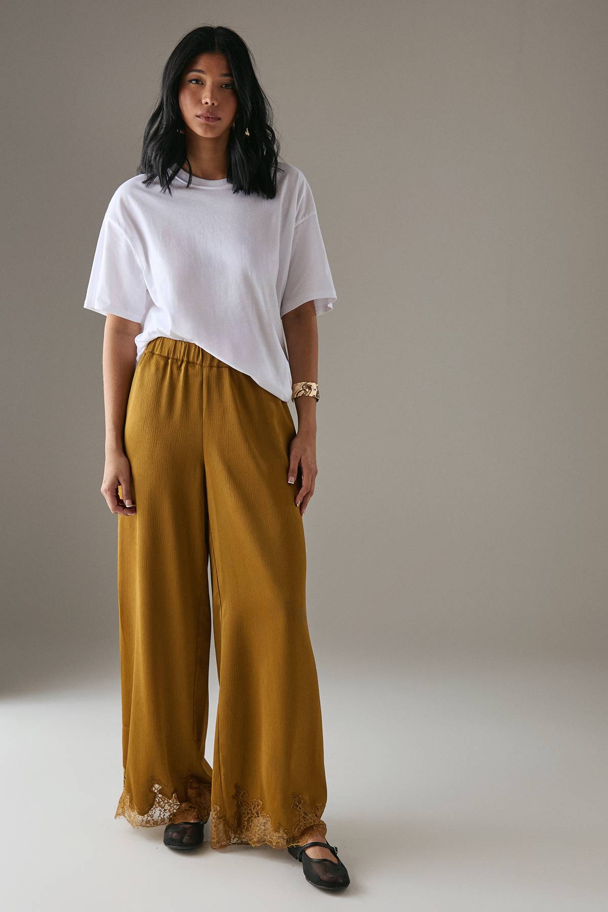 Warehouse Pantalon Large Taille Haute en Satin avec Insertion de Dentelle