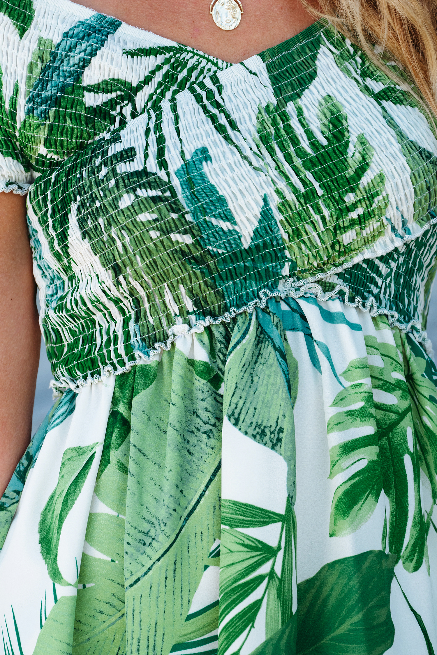 Robe mini à épaule dénudée et smocks tropicale