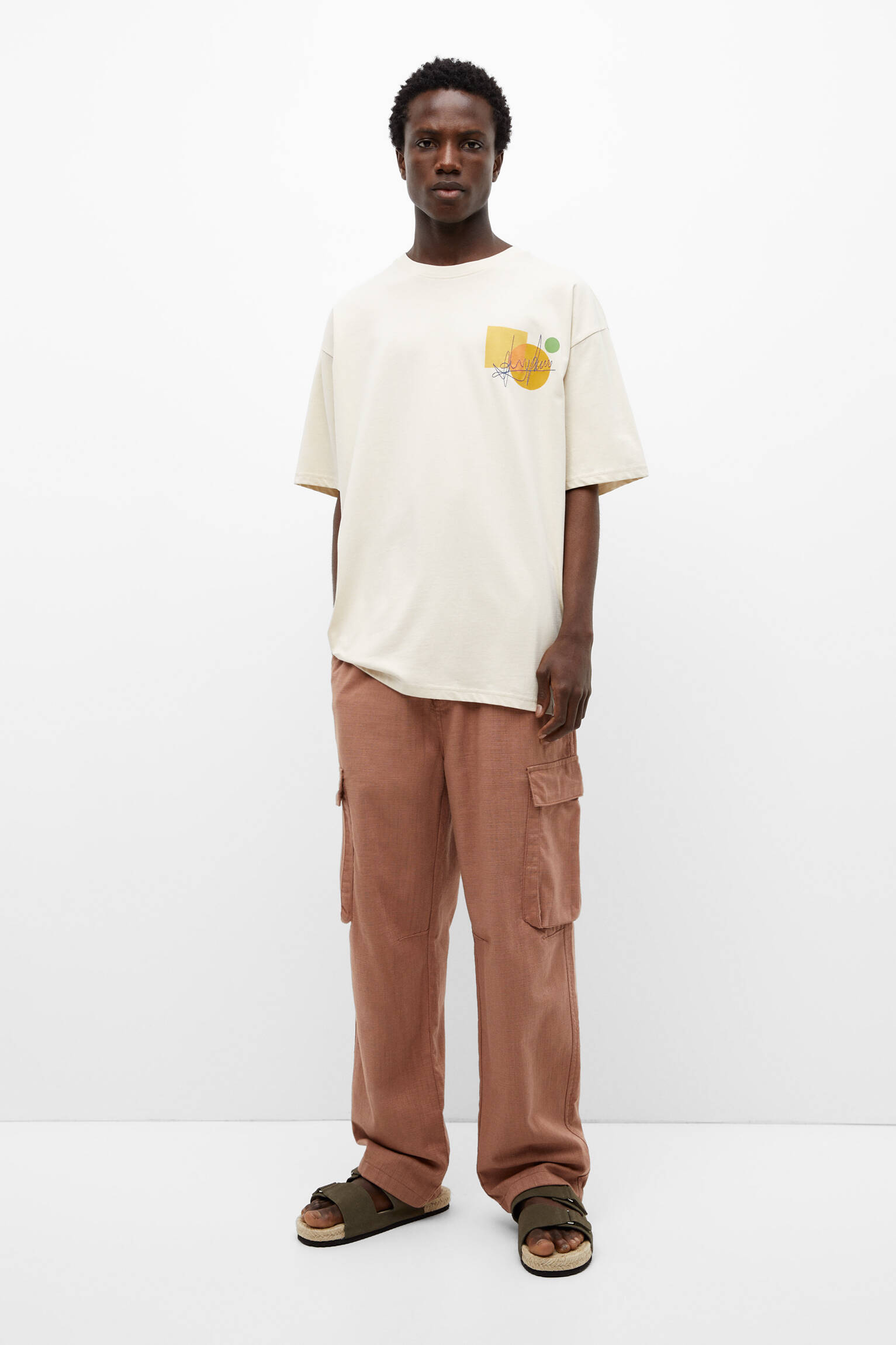 Camiseta estampada com detalhes bordados - Areia