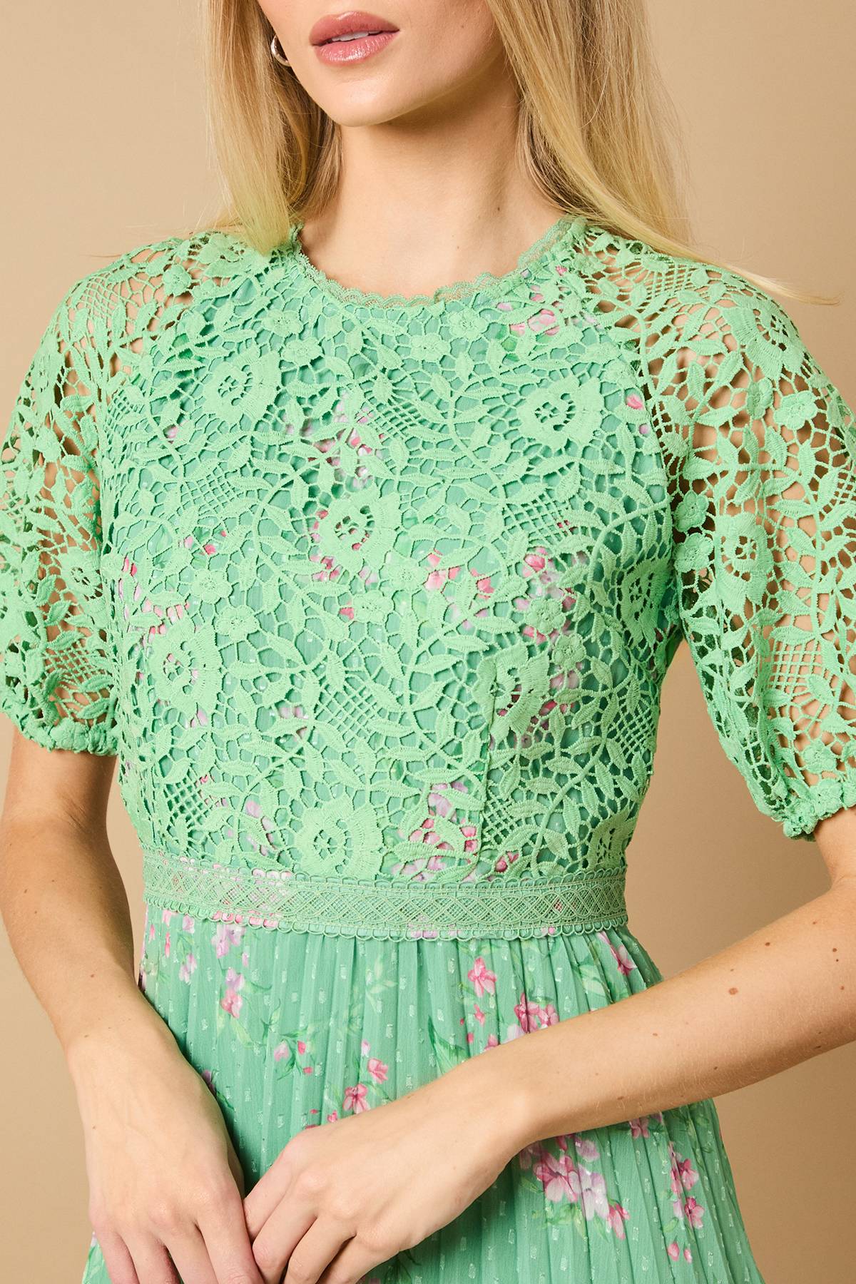 Oasis Robe Midi Plissée à Corsage en Dentelle Florale de Cérémonie