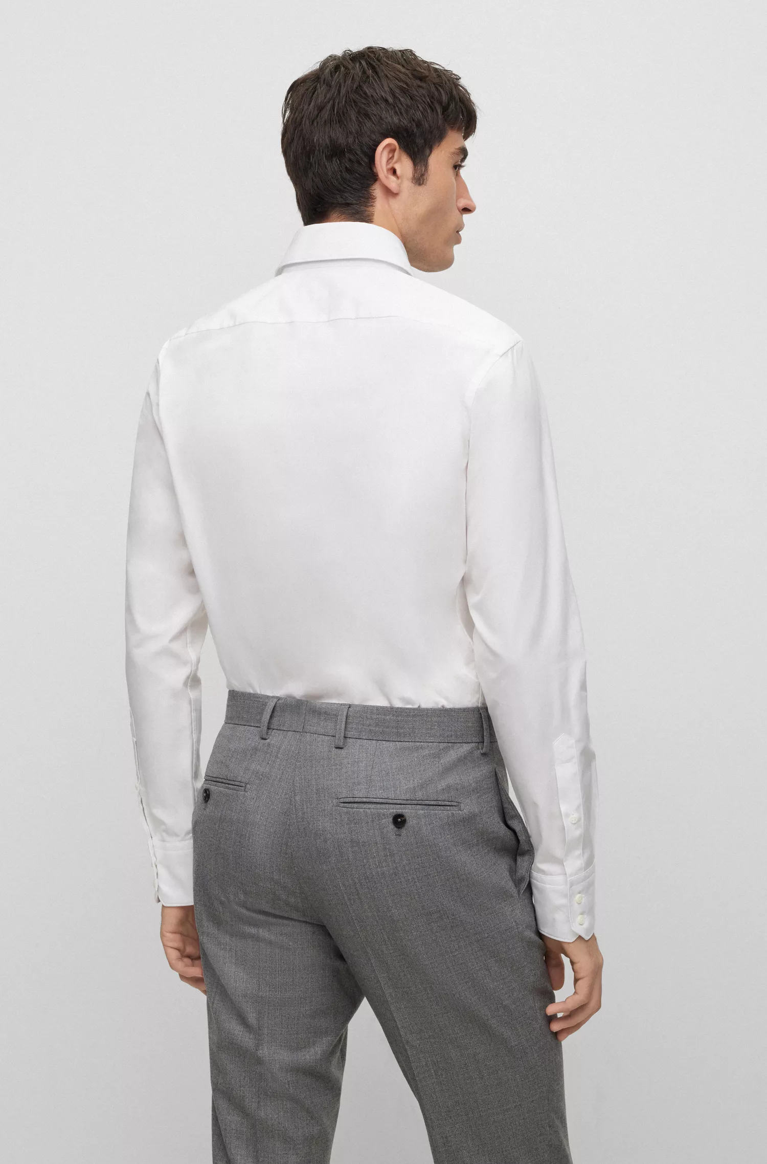 Camisa BOSS cor camelo, corte regular, em popeline de algodão italiana.