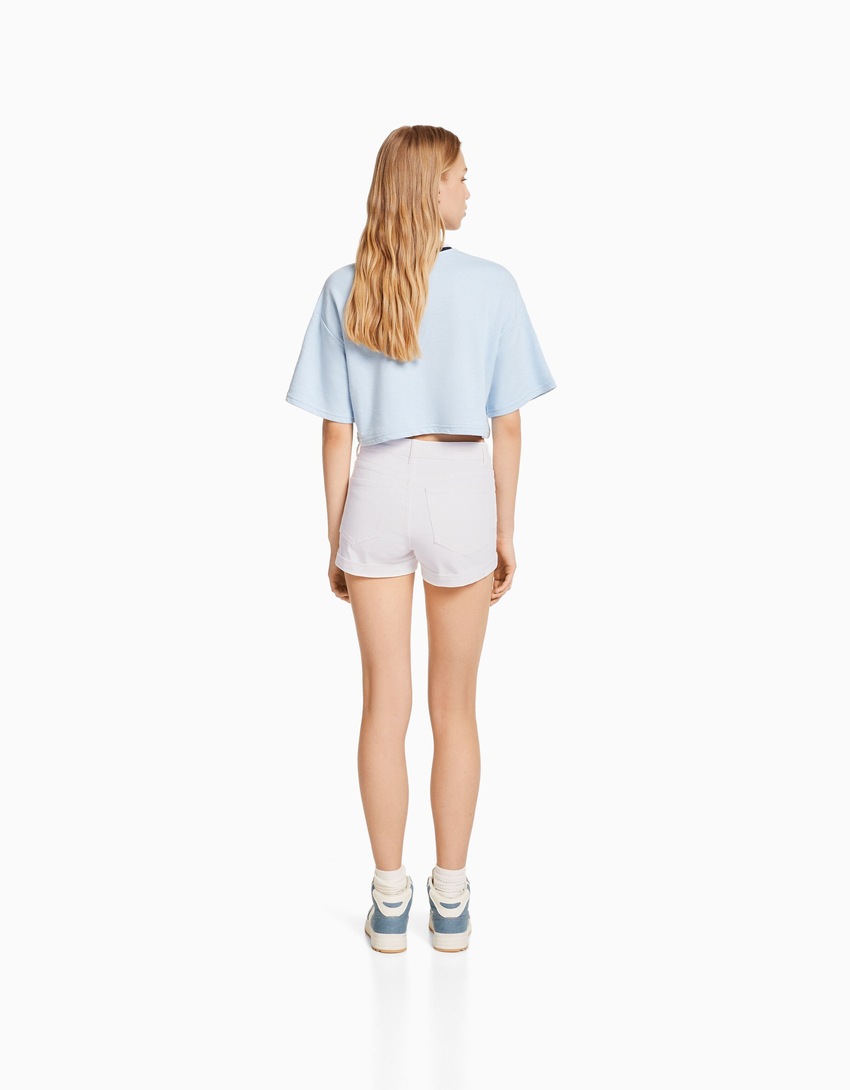 Shorts jeans com a barra dobrada
