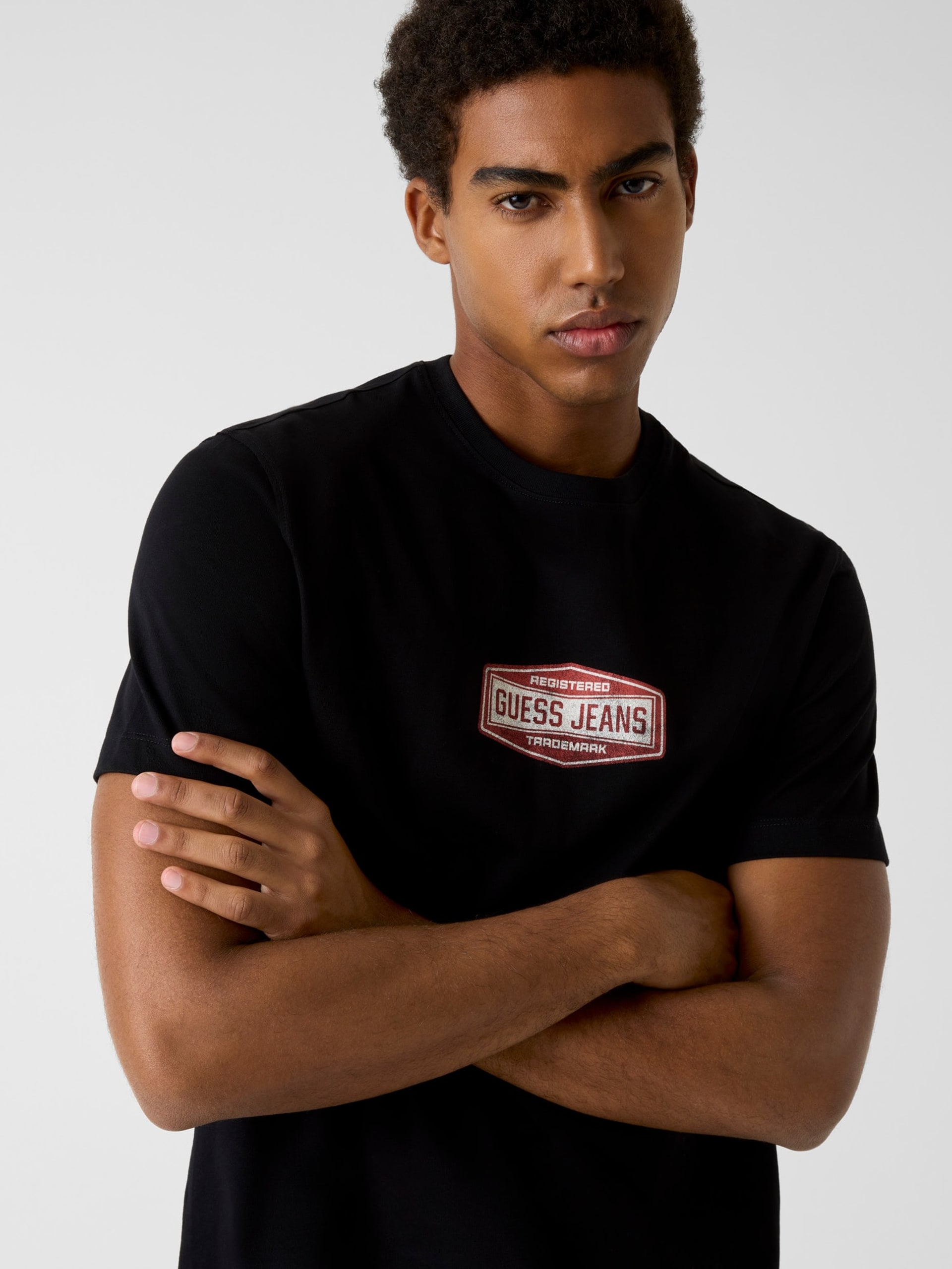 Camiseta com logotipo estampado