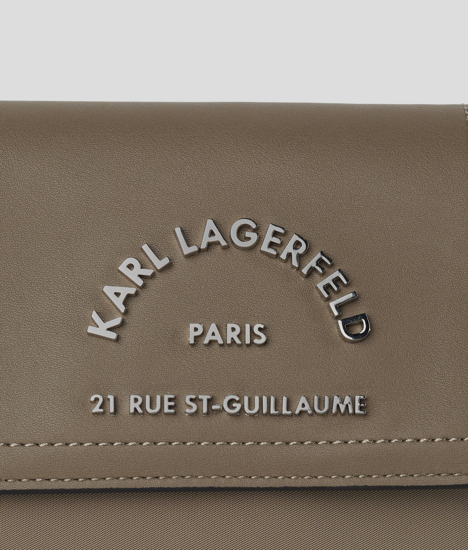 SAC BANDOULIÈRE AVEC DÉTAIL EN MÉTAL RUE ST-GUILLAUME